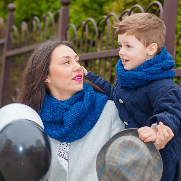 Kleiner Junge mit seiner Mutter — Stockfoto