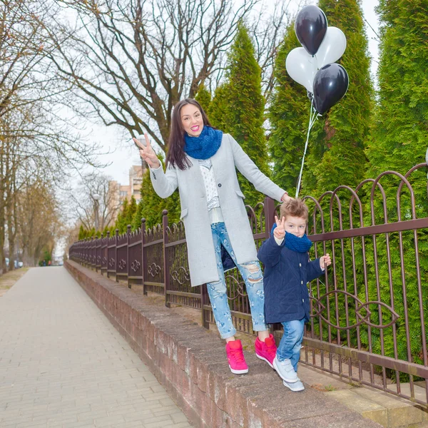 Junge und seine Mutter — Stockfoto