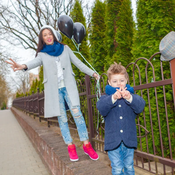 Bambino ragazzo e sua madre — Foto Stock