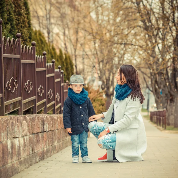 Bambino ragazzo e sua madre — Foto Stock