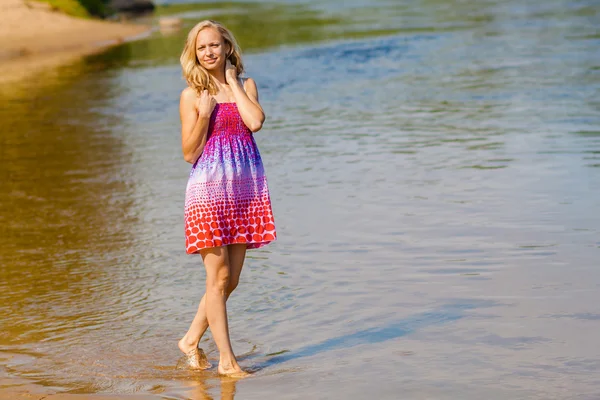 Mujer en un vestido largo en la orilla —  Fotos de Stock