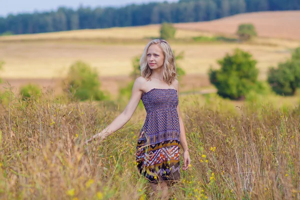 Mooi meisje op het veld — Stockfoto