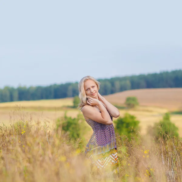 Menina bonita no campo — Fotografia de Stock