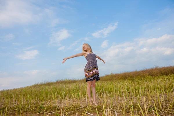 Eine Frau auf einem Feld — Stockfoto