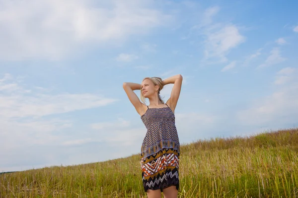 Oung woman in a field — Stock Photo, Image
