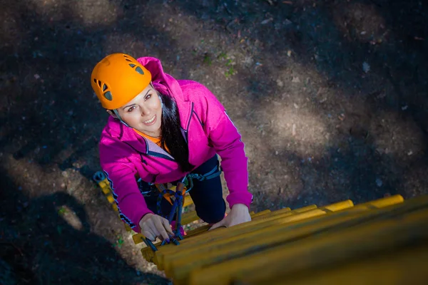 Vacker flicka klättrare — Stockfoto