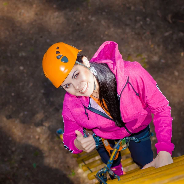 Schöne Bergsteigerin — Stockfoto