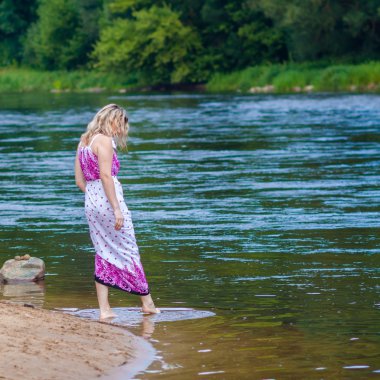 Sahilde uzun elbiseli kadın