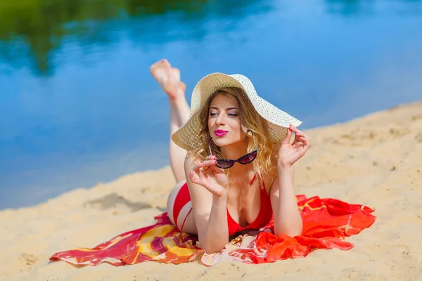 Menina de biquíni na praia — Fotografia de Stock