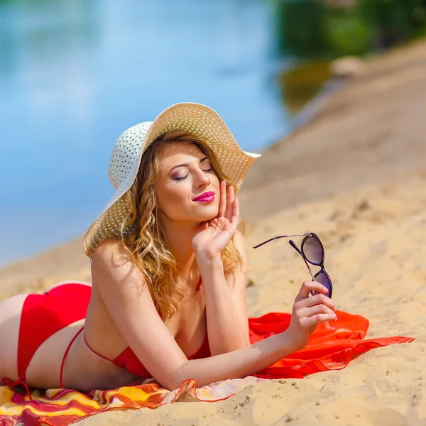Flicka som solar på stranden — Stockfoto