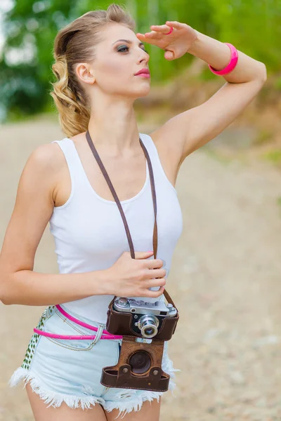 Девушка с винтажной камерой — стоковое фото