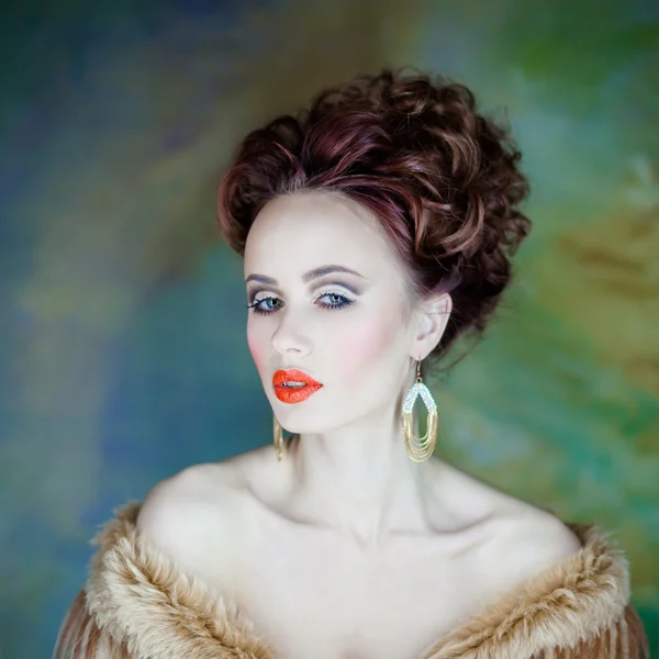 Портрет элегантной женщины — стоковое фото