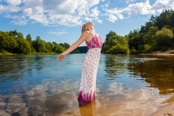 Mujer en un vestido largo en la orilla — Foto de Stock