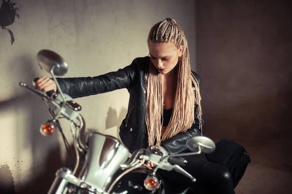 Menina Motociclista Com Dreadlocks Posando Uma Motocicleta — Fotografia de Stock