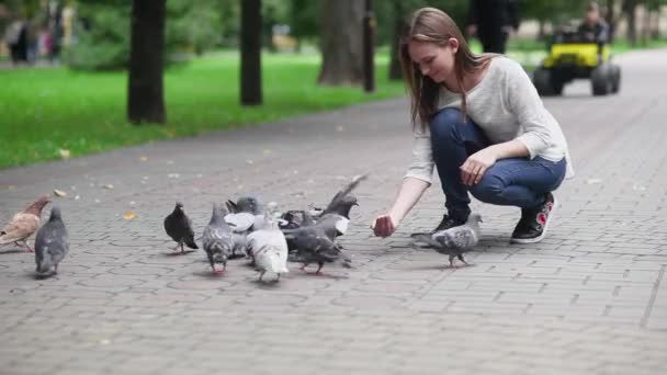 Atraktivní Šťastná Dívka Která Krmí Holuby Parku Drží Oves Otevřených — Stock video