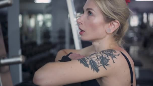 Atletische Vrouw Bezig Sportschool Een Close Een Mooi Hipster Meisje — Stockvideo