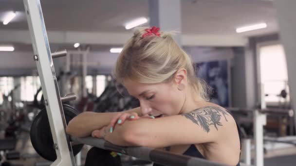 Atletische vrouw is bezig in de sportschool. Close-up — Stockvideo