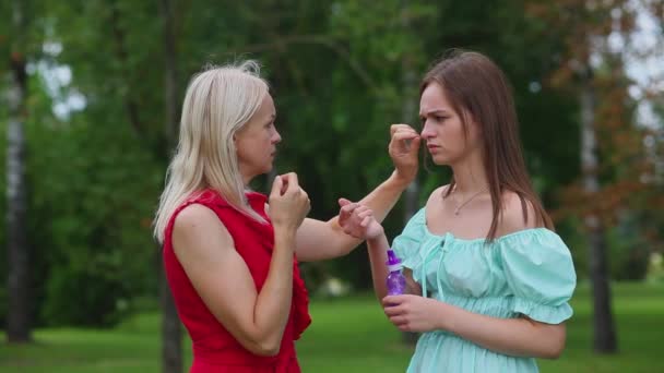 Happy mom and daughter playing with soap bubbles — Stock Video