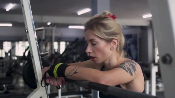 운동 선수인 여성 이 체육관에 갑니다. 클로즈업 — 비디오