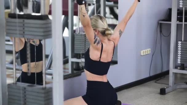 Mooi Meisje Bezig Met Fitness Sportschool Atletiek Traint Rugspieren Een — Stockvideo