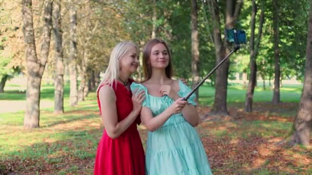 Szczęśliwa Matka Dorosła Córka Robią Selfie Parku Świeżym Powietrzu Matka — Wideo stockowe