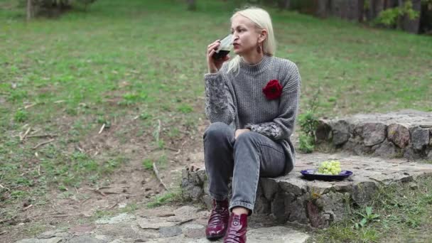 Wanita Minum Anggur Luar Ruangan Pirang Duduk Tangga Batu Dengan — Stok Video