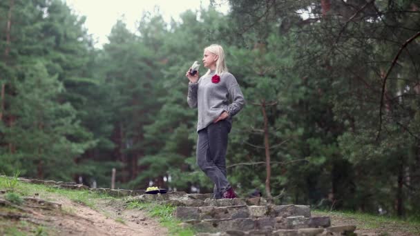 Femme Buvant Vin Extérieur Blonde Tient Debout Sur Escalier Pierre — Video