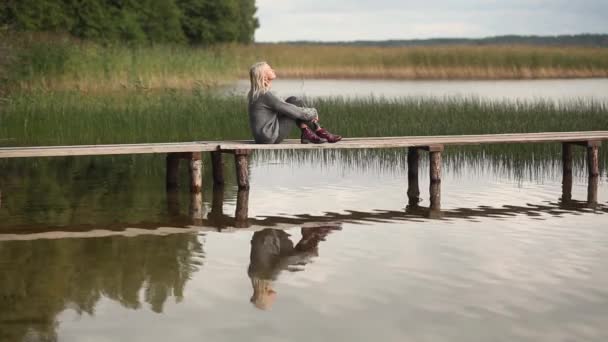 Zamyślona Kobieta Siedzi Drewnianym Moście Lubi Ciszę Słoneczny Dzień — Wideo stockowe