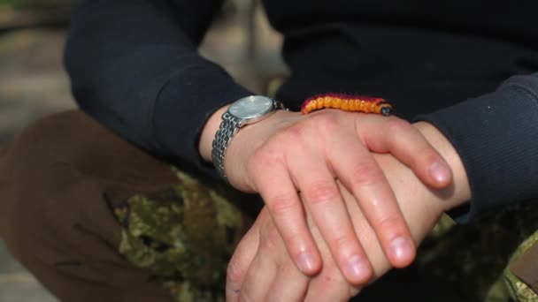 Uma lagarta laranja gorda rasteja sobre os braços de um homem — Vídeo de Stock
