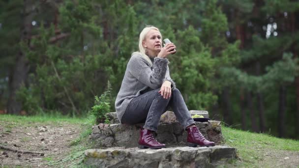 Mujer bebiendo vino al aire libre — Vídeos de Stock
