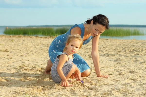 Madre con niño jugando con arena — Foto de Stock