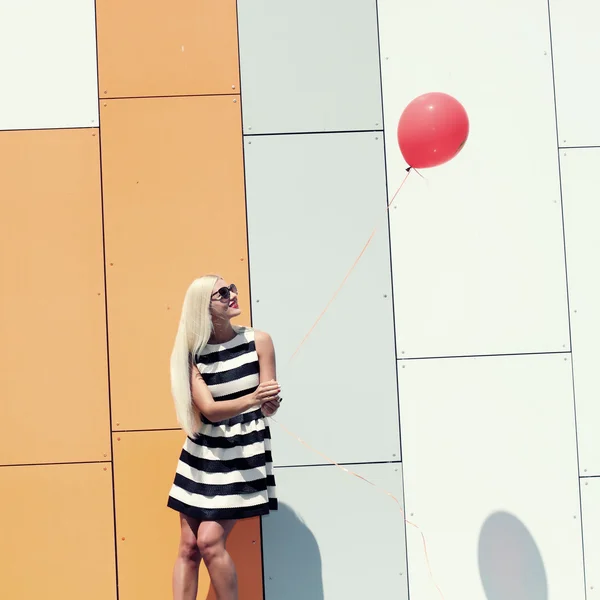 Schöne Frau mit bunten Luftballon — Stockfoto