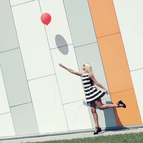 Hermosa mujer con globo colorido — Foto de Stock