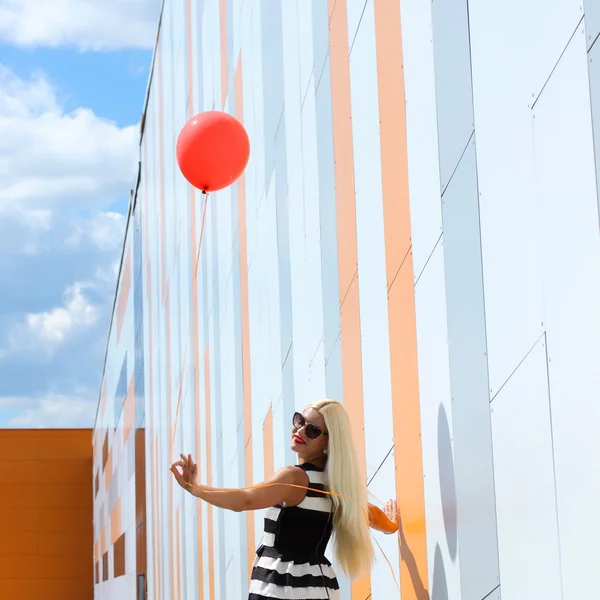 Vacker kvinna med färgglad ballong — Stockfoto