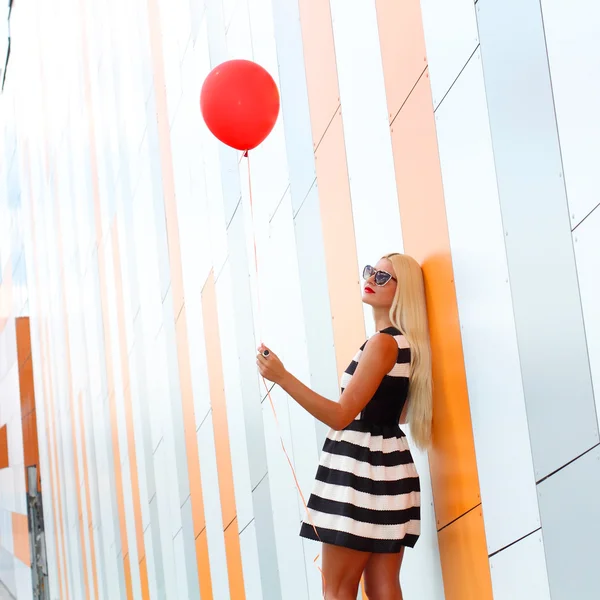 Vacker kvinna med färgglad ballong — Stockfoto