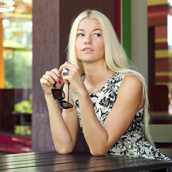 Belle fille dans le café d'été — Photo