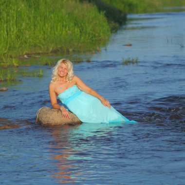 Olgun sarışın deniz keyfi