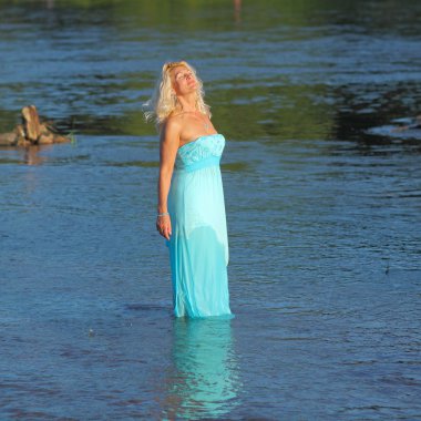 Olgun sarışın deniz keyfi