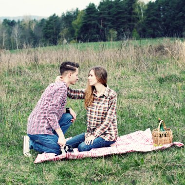 hipster çift doğa üzerinde piknik