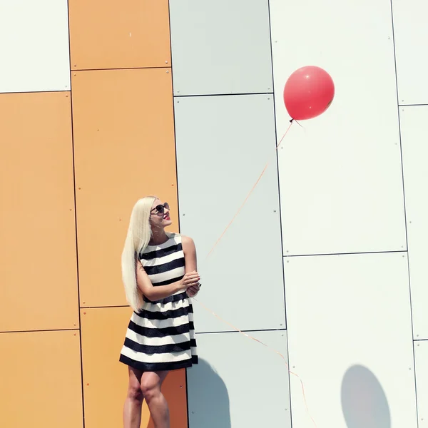 Belle femme avec ballon coloré — Photo
