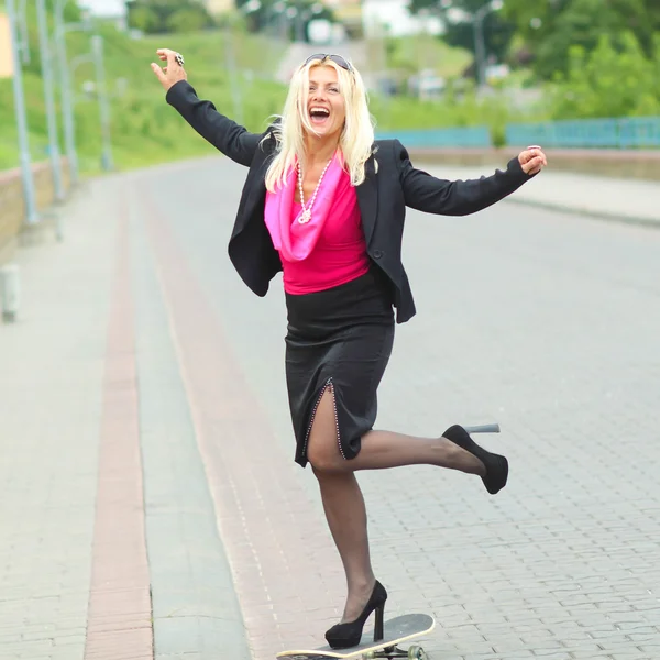 Femme d'affaires senior s'amuser sur le skateboard — Photo