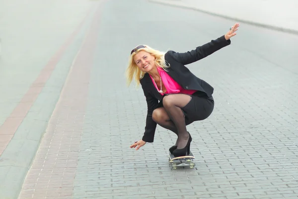 Femme d'affaires senior s'amuser sur le skateboard — Photo