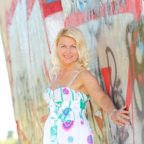 Старшая блондинка на фоне граффити — стоковое фото