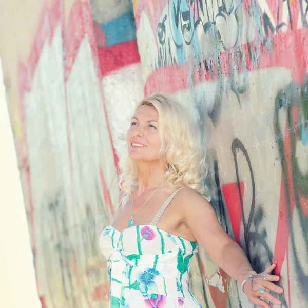 Senior bionda sullo sfondo di graffiti — Foto Stock