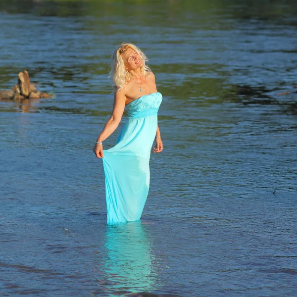 Rijpe blonde genieten van de zee — Stockfoto