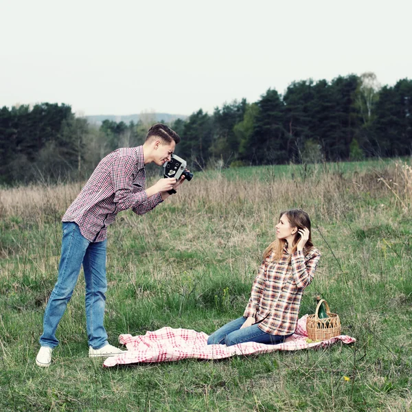 Muchacho fotografías chica en vintage cámara — Foto de Stock