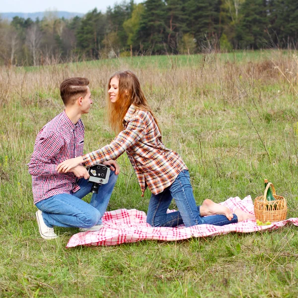 Hipster paar picknick gelet op aard — Stockfoto