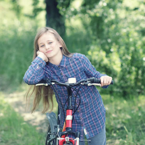 Nastolatka dziewczyny z rowerów w okolicy — Zdjęcie stockowe