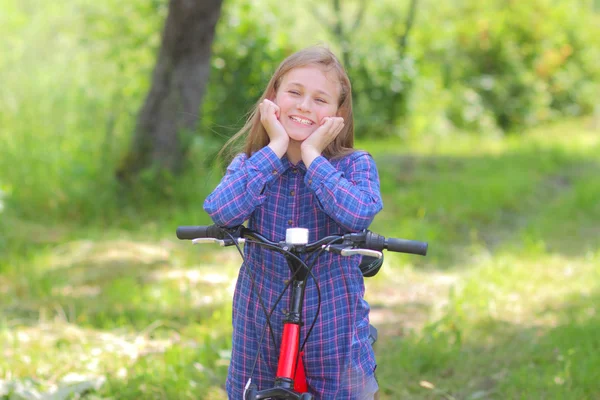 Teenager girl with bicycle in countryside — Stock Photo, Image