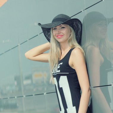 arka plan duvar ayna üzerinde trendy kız